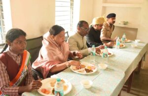 सिंगरौली में स्वतंत्रता दिवस पर बच्चों संग बैठीं राज्यमंत्री राधा सिंह, विशेष मध्यान्ह भोज का आयोजन