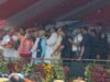 मेरठ में योगी ने कांवड़ियों पर की पुष्पवर्षा, ड्रोन उड़ाता युवक पकड़ा