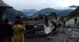 हिमाचल के चंबा में दर्दनाक हादसा, पहाड़ी से सड़क पर गिरी बस; 7 लोगों की मौत, कई घायल