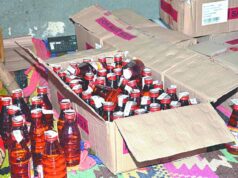 बिना नंबर वाली स्कूटी पर 220 पाव अवैध शराब, पुलिस ने 2 तस्करों को पकड़ा
