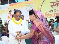 राखी बंधवाकर भावुक हुए मुख्यमंत्री साय