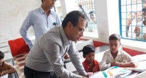 स्कूल शिक्षा विभाग के प्रमुख सचिव ने बच्चों के साथ बैठकर देखी पढ़ाई, शिक्षकों से संवाद कर शिक्षा की गुणवत्ता पर दिए सुझाव