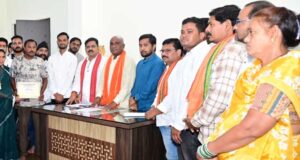 उप मुख्यमंत्री विजय शर्मा ने कवर्धा के हितग्राहियों को सौंपे पीएम आवास योजना शहरी 2.0 के स्वीकृति पत्र