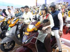 CM मोहन यादव को पीछे बैठाकर छात्रा ने दौड़ाई स्कूटी, साथ-साथ दौड़े सुरक्षाकर्मी