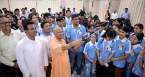 देवप्रयाग के मेधावी छात्रों ने किया गोमती बुक फेस्टिवल का भ्रमण, मिली ‘एग्जाम वॉरियर्स’ पुस्तक