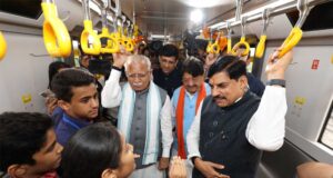 मुख्यमंत्री डॉ. यादव, केन्द्रीय मंत्री मनोहर लाल, मंत्री विजयवर्गीय ने हरी झंडी दिखाकर इंदौर मेट्रो ट्रेन को किया रवाना