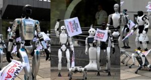 इंसानों के बाद अब रोबोट्स का प्रदर्शन, AI से नौकरियां छिनने का जताया खतरा