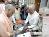 गांधी जयंती पर CM योगी ने खरीदा खादी का गमछा, बोले- स्वदेशी से स्वावलंबन की ओर बढ़े भारत