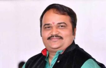 INDIA गठबंधन के प्रदर्शन के बीच उद्धव ठाकरे को झटका, शिवसेना (UBT) के राष्ट्रीय प्रवक्ता आनंद दुबे ने दिया इस्तीफा